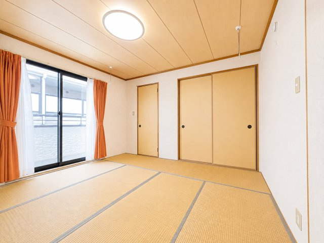 2階に設けられた8帖のゆったりとした和室です。大きな掃き出し窓から自然光を取り込みやすく、畳の温かみと明るさを感じられる心地よい空間となっています。8帖の広さがあり、ゆったりくつろぐスペースとしても◎