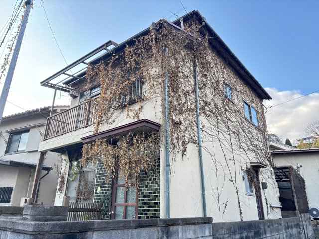 建物全体のボリューム感が伝わる外観写真です。外壁のリフォームや防水処理を施すことで、見た目の印象と耐久性の向上が期待できます。建物全体を活かした住まいづくりがイメージしやすい外観です。