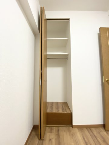 北東（4.5帖）収納スペース、枕棚とアンダーパイプもあるので洋服も収納できます♪