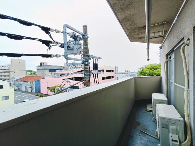 【バルコニー】　充分な広さが確保されたバルコニー。多くの陽光が降り注ぎ、室内には陽だまりを生み出してくれます。
