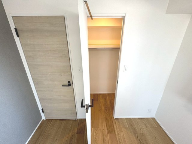 【ウォークインクローゼット】　たっぷりと荷物が入るよう、ウォークインクローゼットを完備いたしました。画像と現地では大きさ、広さの感覚が違います。是非、ご自分の目で確かめてください。　