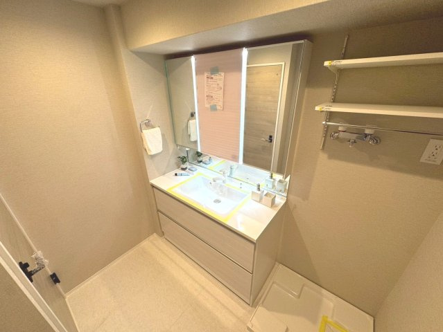 【洗面台】 　家族全員が使うワイドな洗面化粧台。手に取りたいものがさっと取り出せて身支度が快適にできます。1日のスタートを心地よく始めるには、スムーズに心地よく準備できる洗面化粧台がいいですよね。　