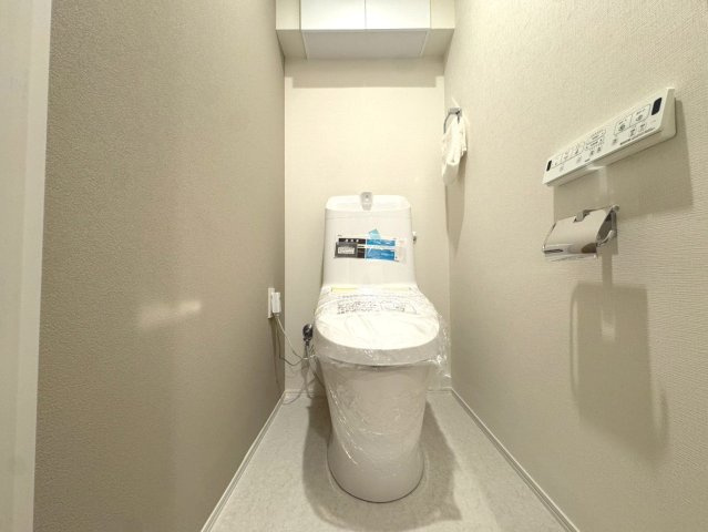 【トイレ】 　お手洗いは温水洗浄便座タイプで、お住まいになる方にとって落ち着ける内装となっております。寛ぎの時間をお過ごしいただけます。　