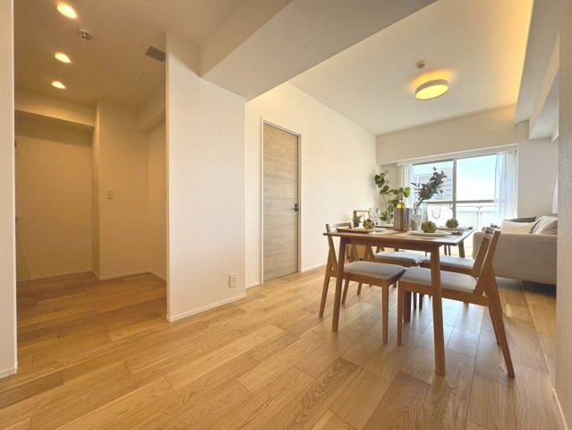 【リビング】 　明るい基調のリビングは家族の笑い声が聞こえてきそうな程、心地の良い空間を演出してくれます。　