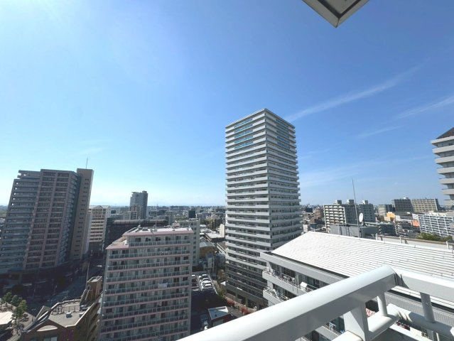 【眺望】 　視界を遮ることのない開放的な眺望が広がります。風を感じ青い空から太陽の恵みを感じて過ごせるお部屋です。時間のゆとりと空間、爽やかな陽光がもたらす光と風を贅沢なまでに感じる暮らしが始まります
