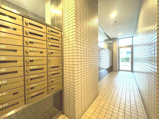 【集合ポスト】 　毎日の郵便受け取りも快適に。しっかり管理された共用ポストです　