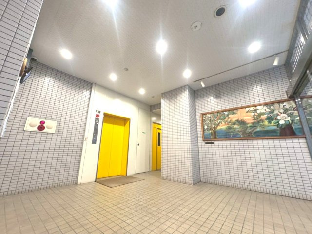 【エントランス】 　人を優しく出迎える気品あるデザインは、時間に追われがちな人の心を穏やかに癒しへと誘います。               　