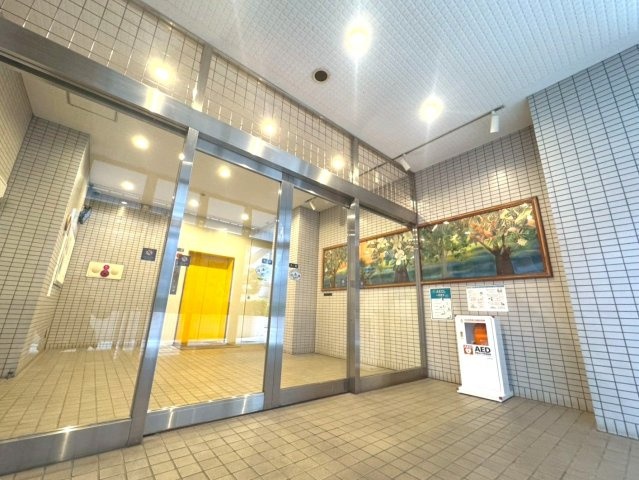 【エントランス】 　エントランスは毎日の行き帰りで使う大事な空間です。明るい基調で華やかなデザインなのでご友人を自信を持って迎え入れられます。　