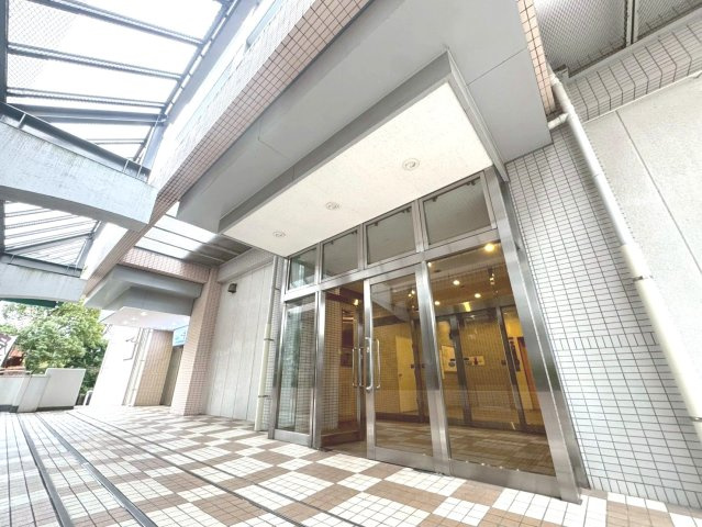 【エントランス】 　まさにマンションの顔とも言えるエントランスにはエレガントな雰囲気が漂います。落ち着いた色あいで統一されたエントランスですので、飽きが来ない造りになっています。　