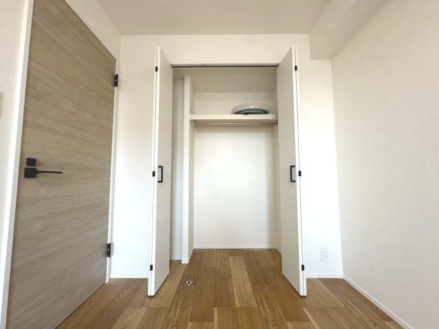 【収納】 　居室には大型の収納を備えているので、お荷物の多い方でも安心してご利用いただけます。　