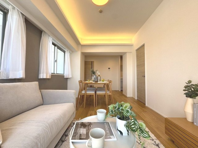 【リビング】 　うららかな陽射しがどのお部屋にも降り注ぎますように、快適さを追求した間取設計。得難い立地環境での生活を恵みの豊かな永住の地へと変えてくれます。　
