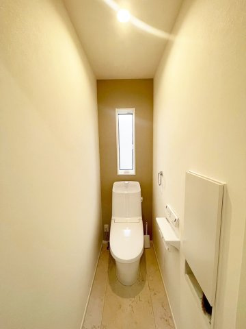 窓もあって通気性も良い高機能トイレ。朝の忙しい時間も安心です。