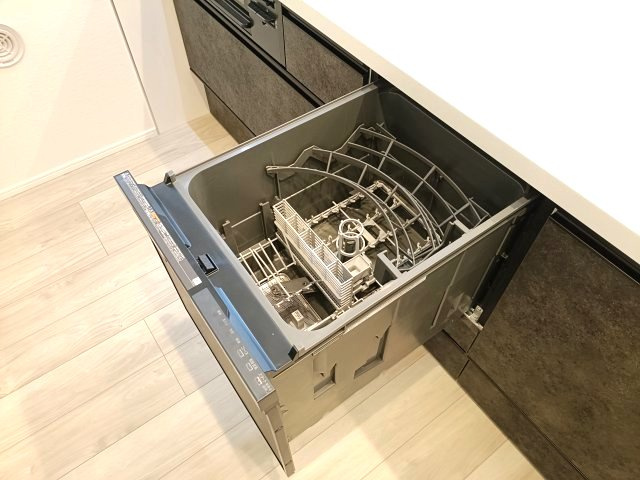 【食器洗浄乾燥機】　食器洗い乾燥機付で食器洗いの日々の煩わしさから解放されます。