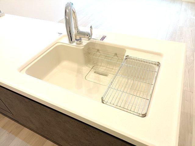 【シンク】　食器洗いもはかどる広々としたシンク。