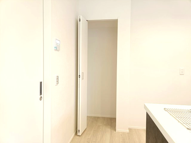【パントリー】　キッチン横にはパントリー収納を設置。効果的な日常備蓄ができ、日々の収納だけでなく、防災面での備えとしても有効活用できます。