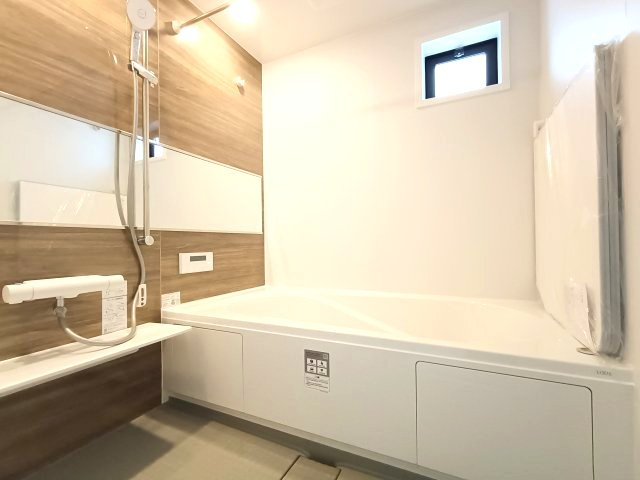 【浴室】　シャワーホルダーはスライドバー式になっているので、お好みの高さでお使いいただけます♪