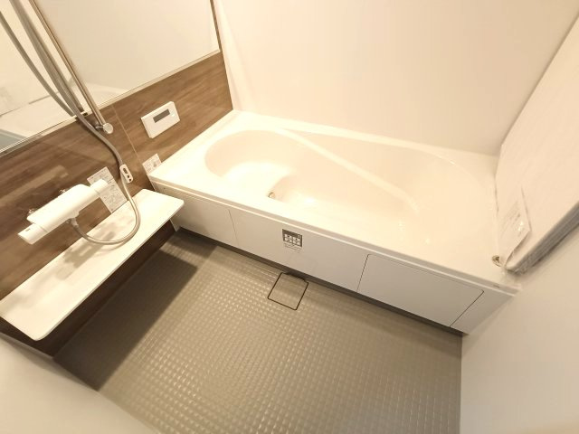 【浴室】　一日の疲れを癒す広々バスルームです。