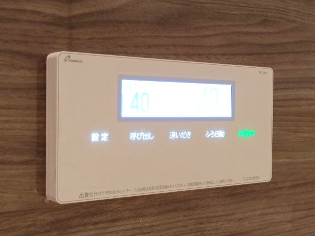 【給湯パネル】　いつでもすぐに温かいお風呂をお楽しみいただけます。