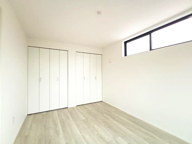 【洋室約6.4帖】　広々とした洋室。主寝室や子ども部屋にいかがでしょうか？