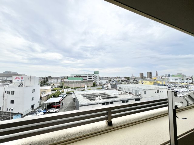 バルコニーからの眺望です。気持ちの良い風が通ります。　