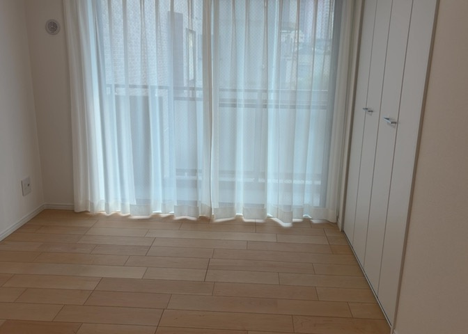 寝室でゆっくりと過ごすためにはベッド周りの適度な空間を担保することや窓の位置、照明の明るさ、寝室の広さなどを考える必要があります。自身や家族の構成とライフスタイルに併せて寝室にする部屋を選びましょう！