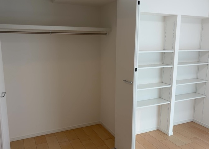 デザイン性を重視しすぎて収納が少なかった！なんてことにならないため、事前に現地で収納の数を確認しておくことをお勧めします。クローゼット以外にも床下収納や屋根裏収納、パントリーなどもチェックしましょう。