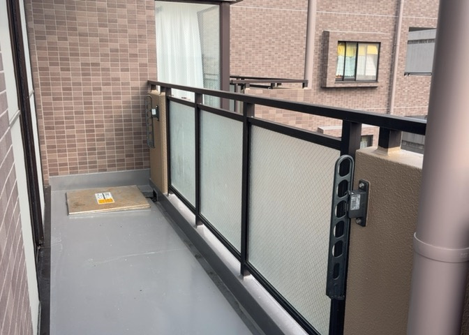バルコニーは、室外の専用スペースのうち、「屋根がなく開放された空間」であるものを指します。ベランダより広いタイプのものが多く、日当たりもよいため家庭菜園などを楽しみたい人にとって適した環境となります。