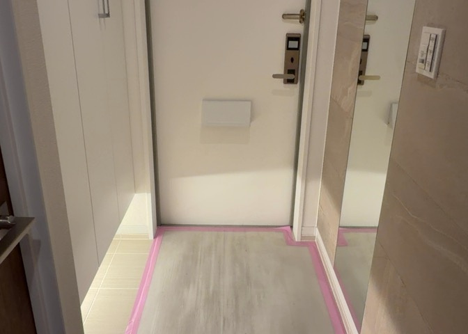 玄関は家の顔でもあり、家族以外の目にも止まる場所です。玄関は外との間を仕切る扉、靴などをしまっておく収納スペース、靴脱ぎのたたきスペース、来客とのやり取りをするドアホンなど複数のアイテムからなります。