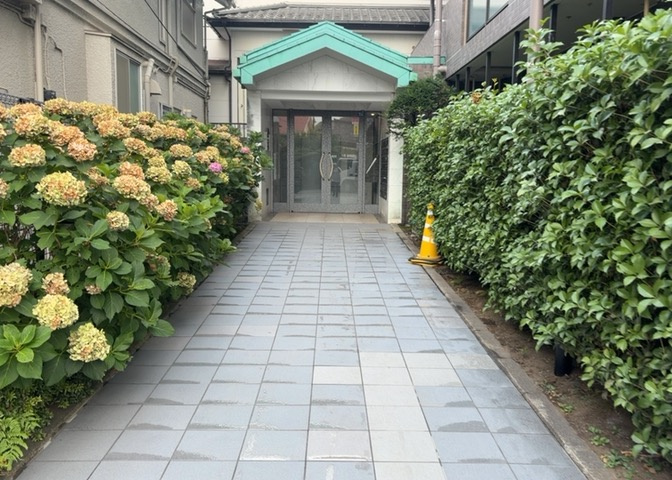 マンションのエントランスには、もともと風よけや防犯の役割がありますが、マンションによって宅配ボックスなどの設備が備わっている所もあります。日々の生活をイメージしながら生活しやすさをチェックしましょう。