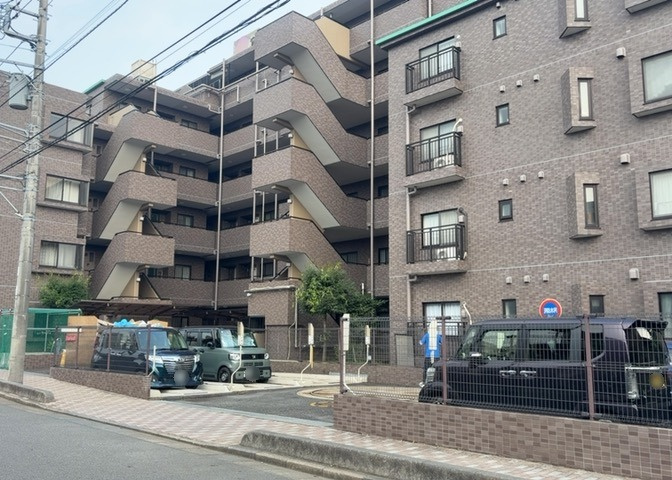 外観はマンション管理がされているかの目安になります。築年数が古いと、壁面は劣化してひび割れが生じることも！建物が古びていても細かいところが修繕されていると、きちんと管理されているなぁと感じるでしょう。