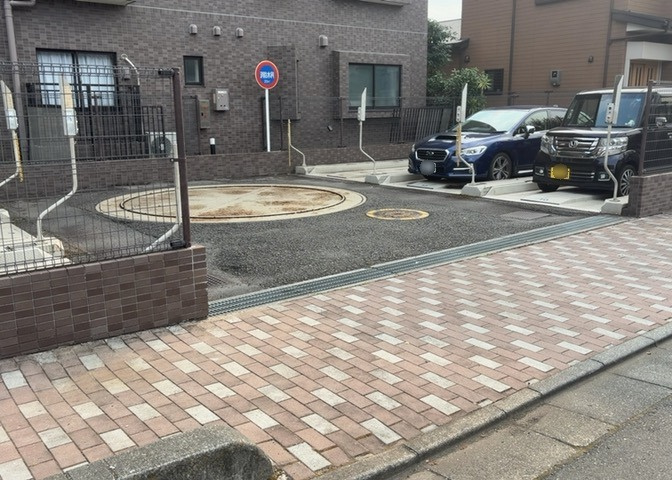 車一台あたりに必要なスペースは、標準サイズの普通自動車で横幅2m50cm、長さ5mは必要になります。ただし、乗降のことも考慮して横幅3m30cm、長さ5m50cmほどは確保できるところを選びましょう。