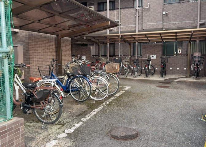 マンションの駐輪場は、事前に空きがあるか確認を取ると安心です。せっかく入居したのに駐輪スペースがない！なんてことになったら大変ですよね。そこで、内見時や購入前にはまず事前に確認しておくと良いでしょう。