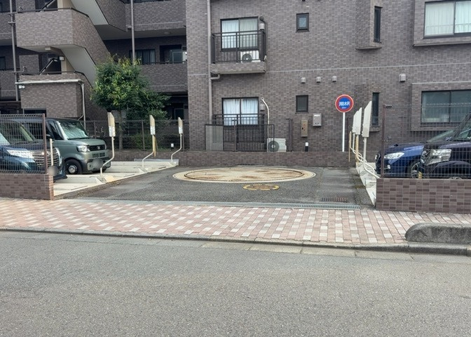 駐車場と明記されていても、最小スペースでつくられた駐車場だと大型車は駐車できなかったり、出入りしにくくなったりする可能性があります。お車のサイズと購入したい物件の駐車場のサイズを現地で確認しましょう。