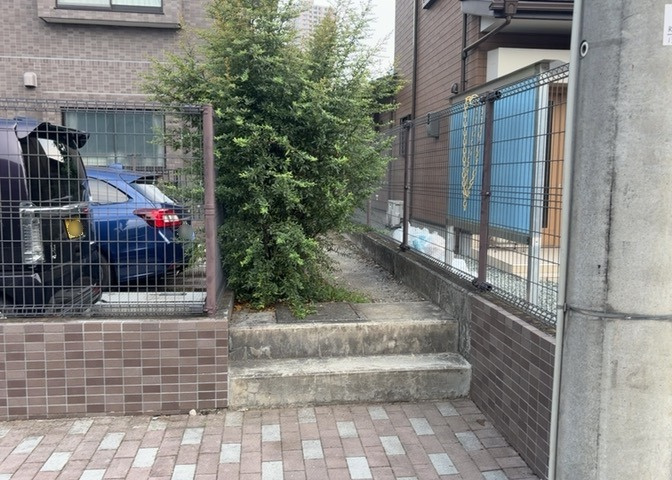 物件によっては、入居者が個人的に使用できる専用庭がついているものもあります。また、住宅の中にある土間の部分を庭と呼ぶこともあります。庭の用途は住む人によって変わり、それによってデザインもさまざまです。