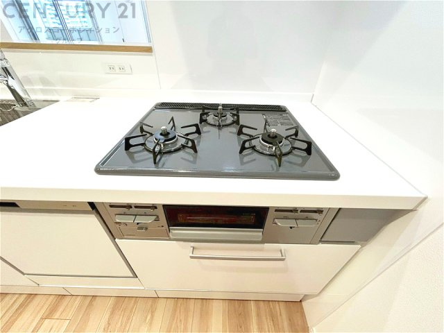 多数の調理器具を同時に使用でき、料理の効率化が可能。省エネで節約になり、様々な料理スタイルに適応できます。また、火力調整が独立しており、手入れや掃除もしやすく、今よりもっとお料理が楽しくなるかも。