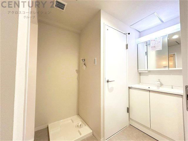 衣服の収納や脱ぎ着や整理整頓がしやすく、湿った衣類を乾燥させるスペースがありカビや臭いの発生を防ぎます。床の汚れを他の部屋に持ち込まず清潔を保つことができます。また快適な入浴環境の整備にも役立ちます。
