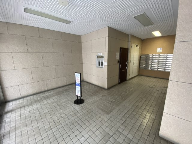 エレベーターホールには防犯カメラも設置されています。