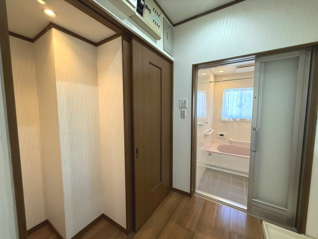 【脱衣所】脱衣所内にも収納たっぷりです♪