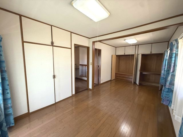 【洋室】二階洋室は下がり壁があり、用途に合わせて間仕切り可能です(^^♪