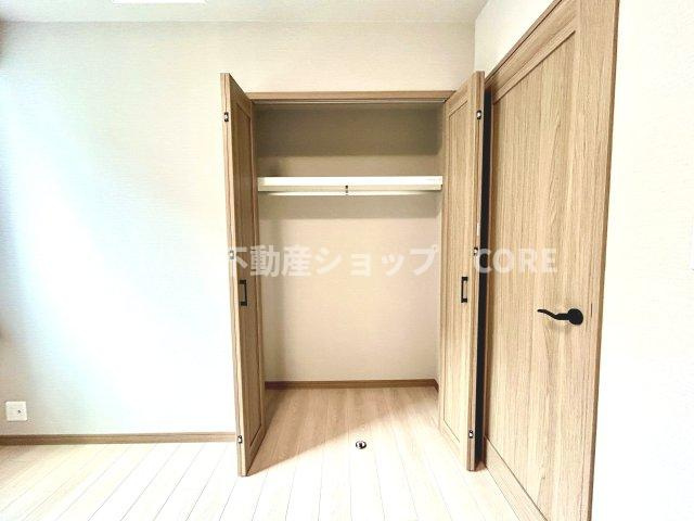 奥行きもあるので、収納ボックスをそのままクローゼットの中へ。部屋にものが出ずスッキリ。