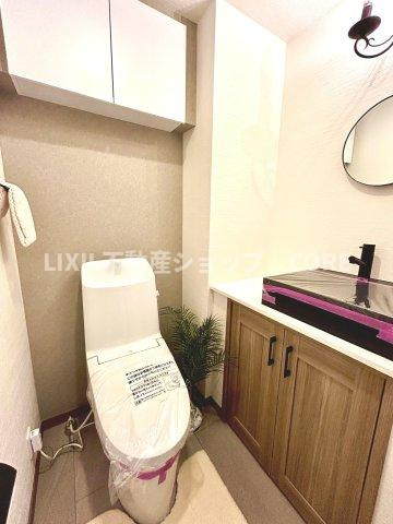 トイレはウォシュレット標準の節水トイレで、デザイン性・清掃性に優れたトイレを採用