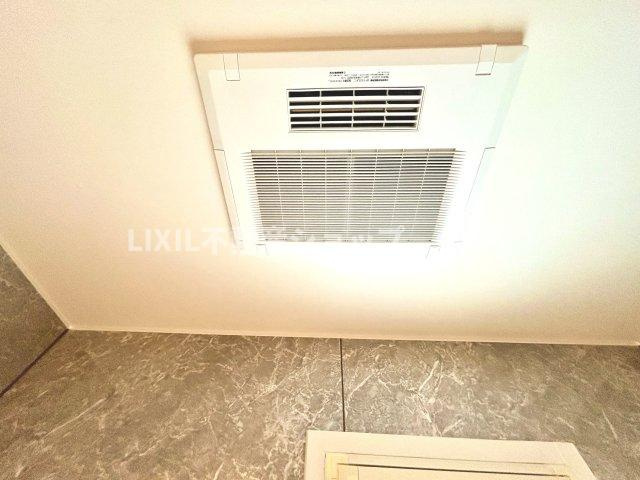 浴室乾燥暖房付のバスルーム。天気や時間を気にせずに、いつでも洗濯物を乾かせます。