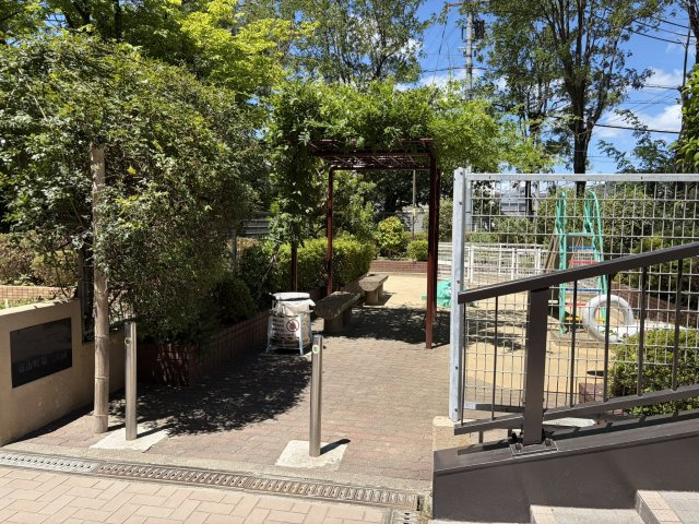 エントランス前の公園