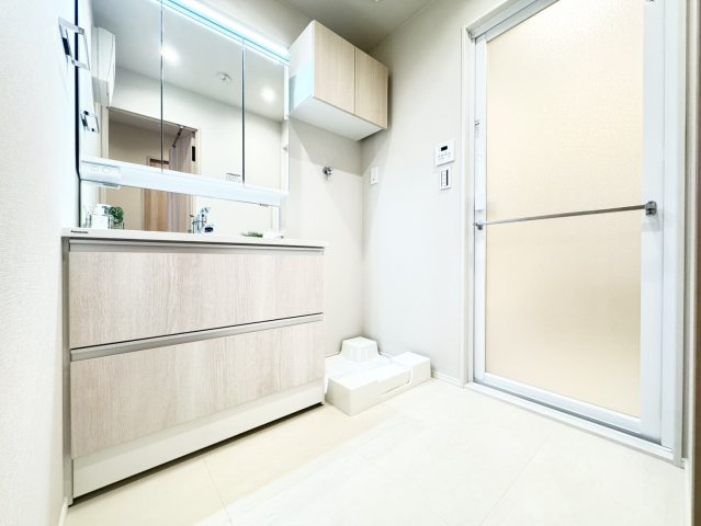 収納付きの洗面化粧台で朝の身支度もスムーズ。使い勝手の良い設計で、日々の生活をしっかりサポートします。