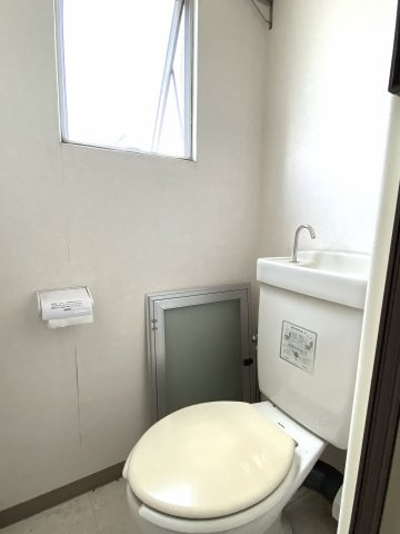 東側トイレ
