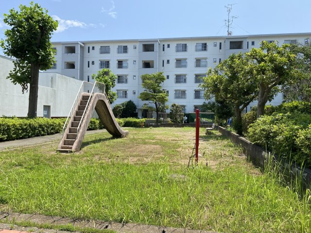 棟の横には小さな広場があります