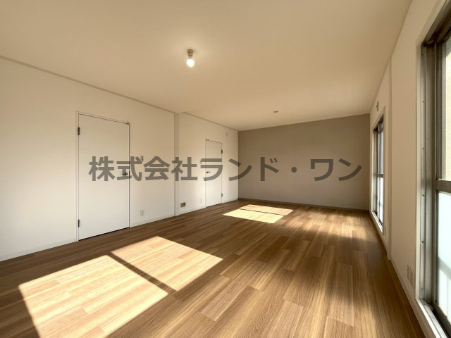 洋室12帖　アクセントクロスがおしゃれです