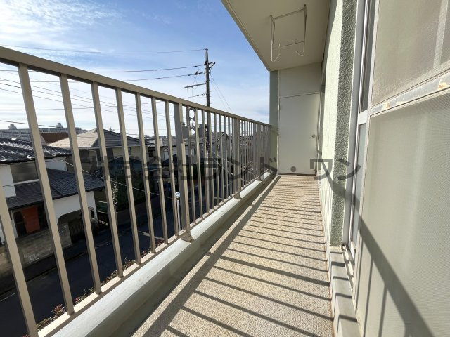 洋室12帖から出入りができるバルコニー