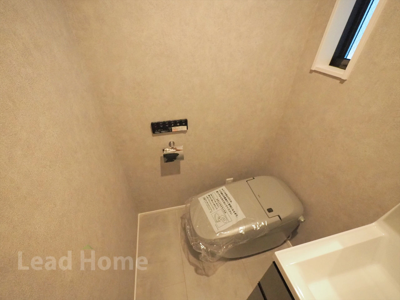 手洗い場と小窓が付いた衛生的なトイレ空間です！タンクレストイレでお手入れも楽々行えます♪
