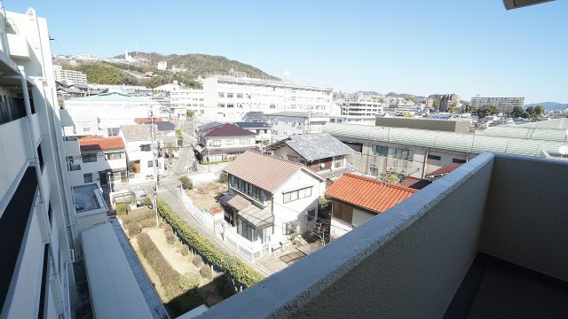 505号室、玄関からの眺めも良好